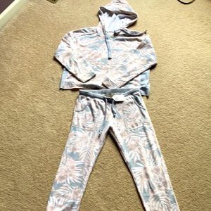 Size small never worn Super comfy sweatsuit